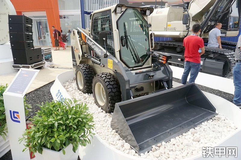 柳工CLG375B滑移装载机展会( )