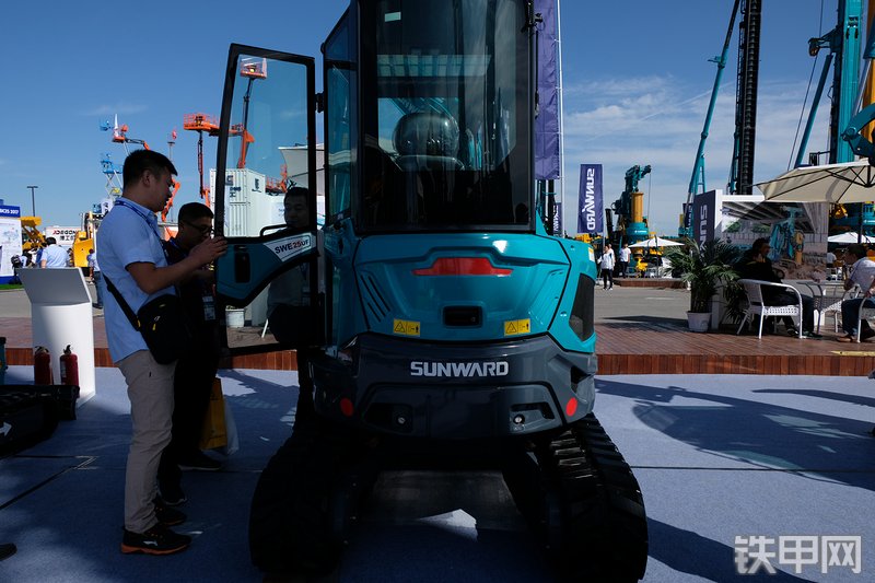 山河智能SWE25UF挖掘机展会( )