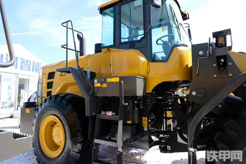 山东临工L956F-LNG装载机展会( )