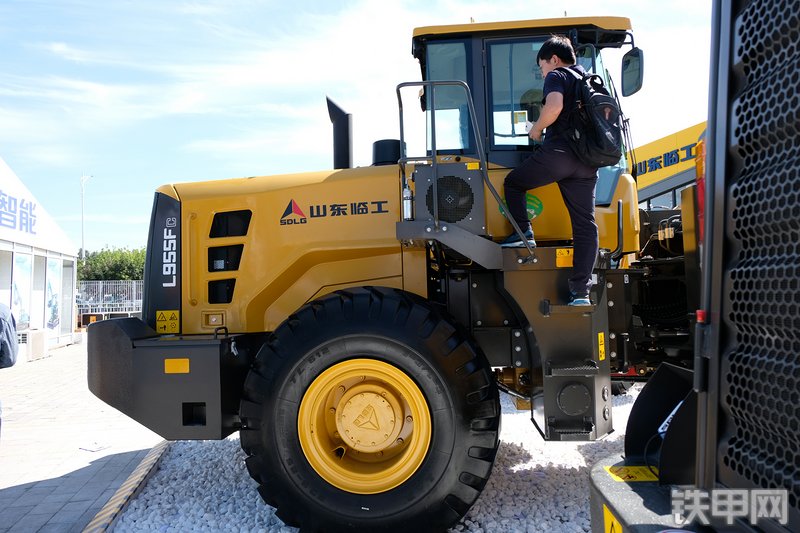 山东临工L955FC装载机展会( )