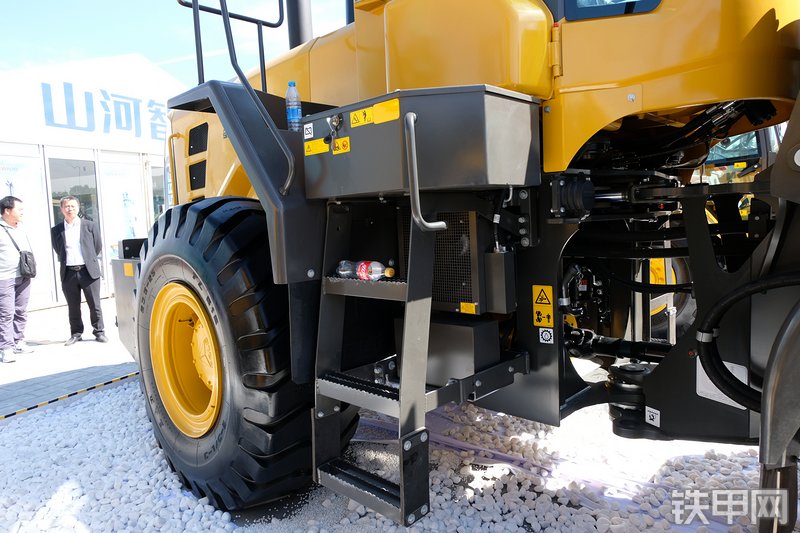 山东临工L956F-LNG装载机展会( )