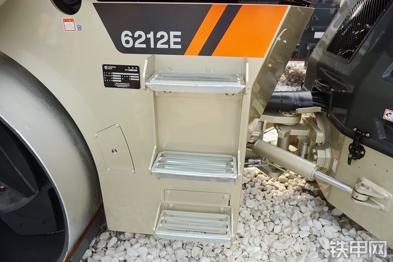 柳工6212E压路机整机外观