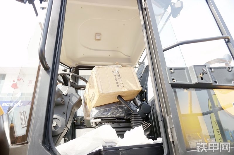 中泽华威HM856HG装载机展会( )