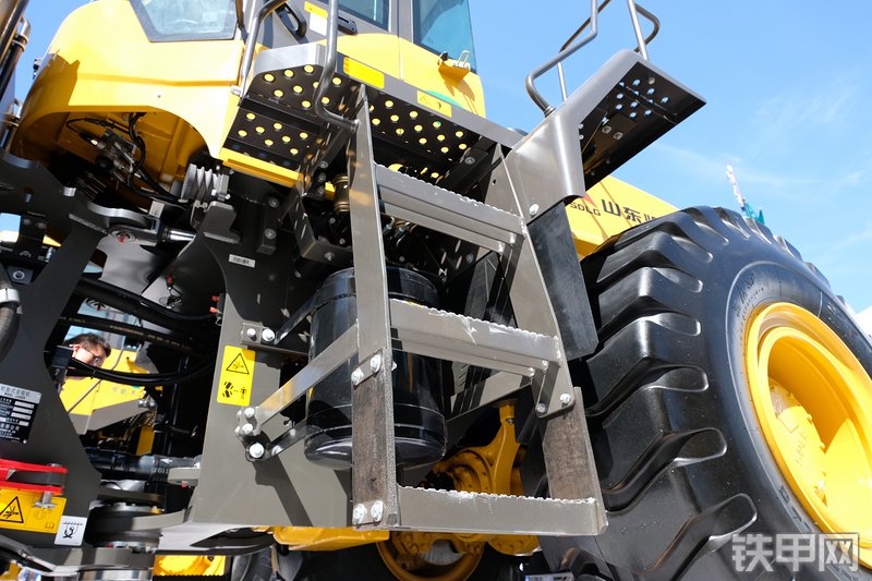 山东临工L956F-LNG装载机展会( )