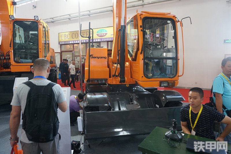 詹阳重工JYL6085挖掘机展会( )