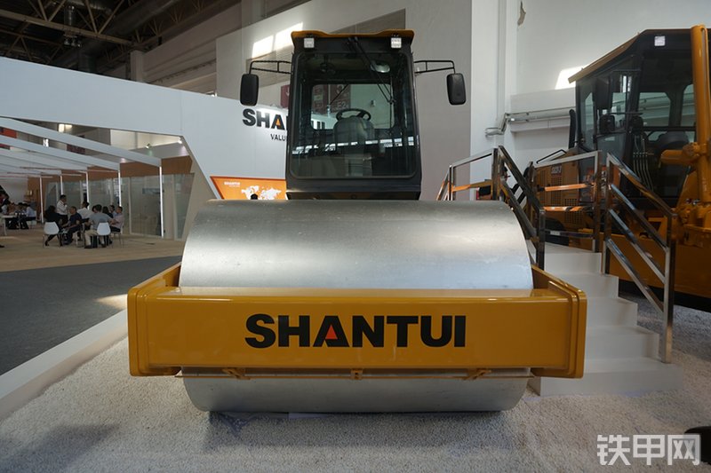 山推SR12-5压路机展会( )