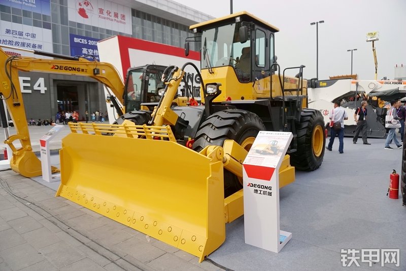 德工DGT240推土机整机外观