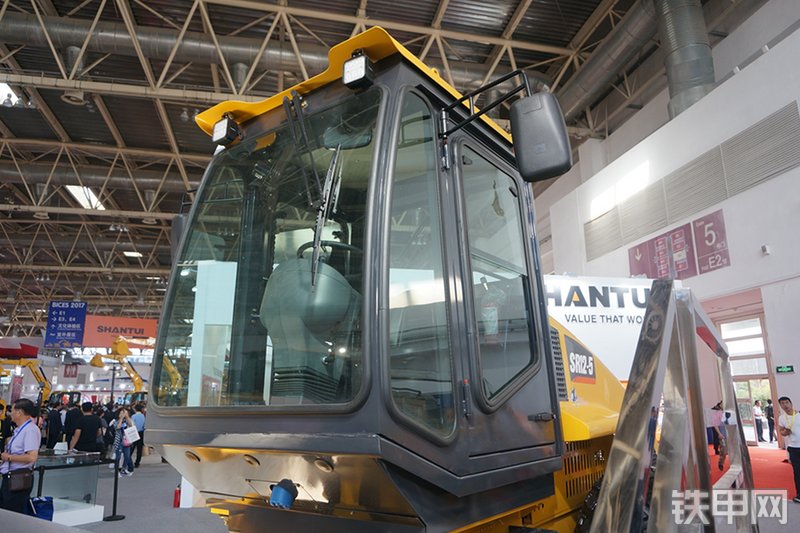 山推SR12-5压路机展会( )