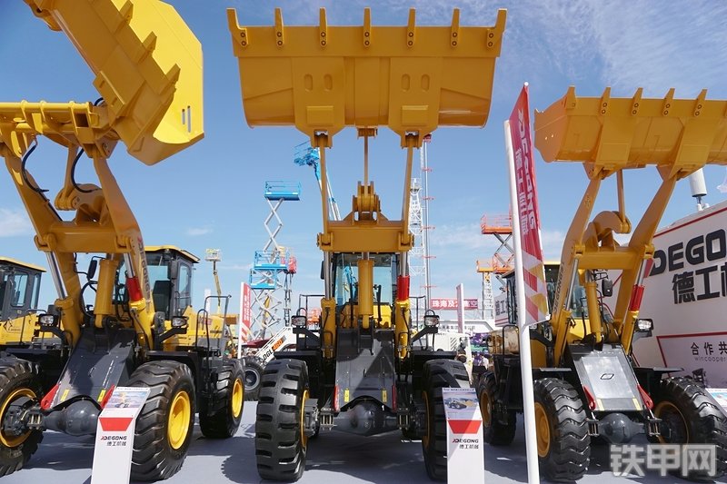 德工DG965-Ⅱ装载机展会( )