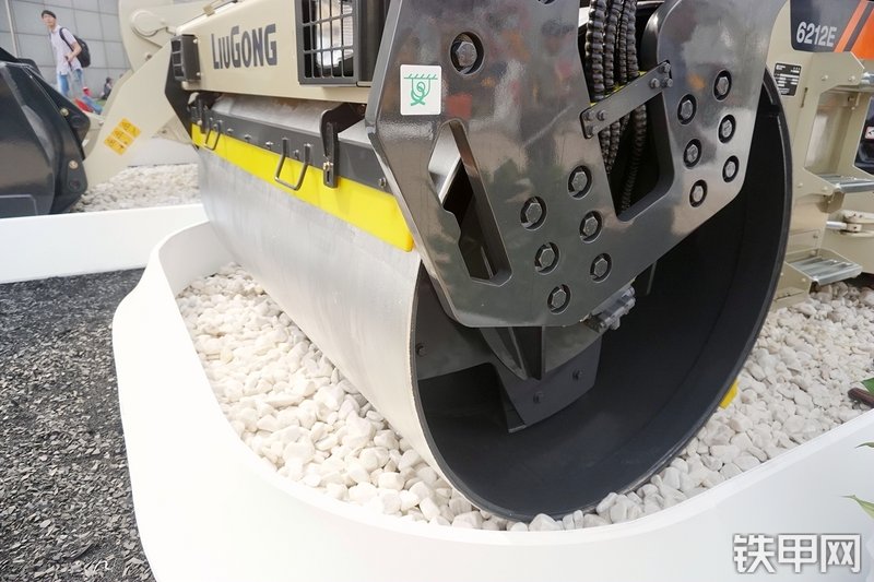 柳工6212E压路机整机外观