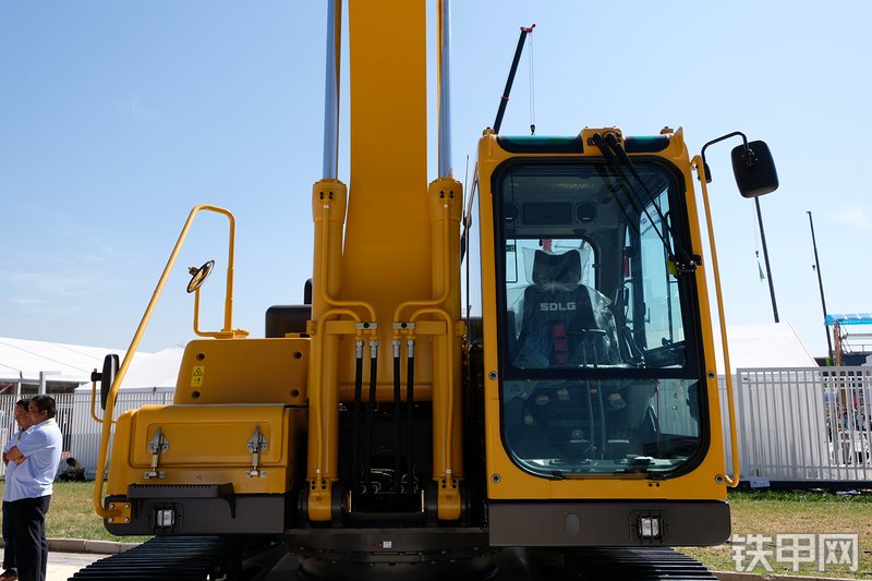 山东临工E6225H挖掘机展会( )