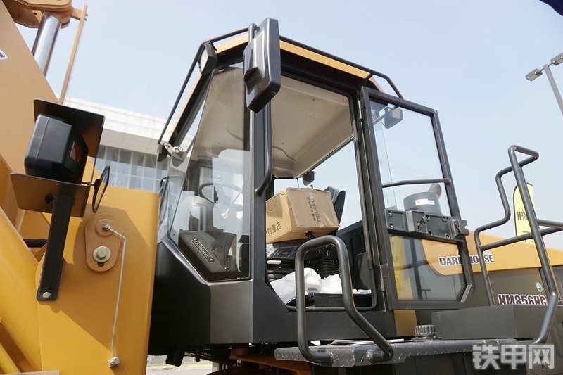 中泽华威HM856HG装载机展会( )