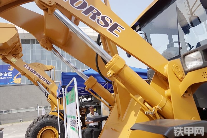 中泽华威HM833HG装载机展会( )