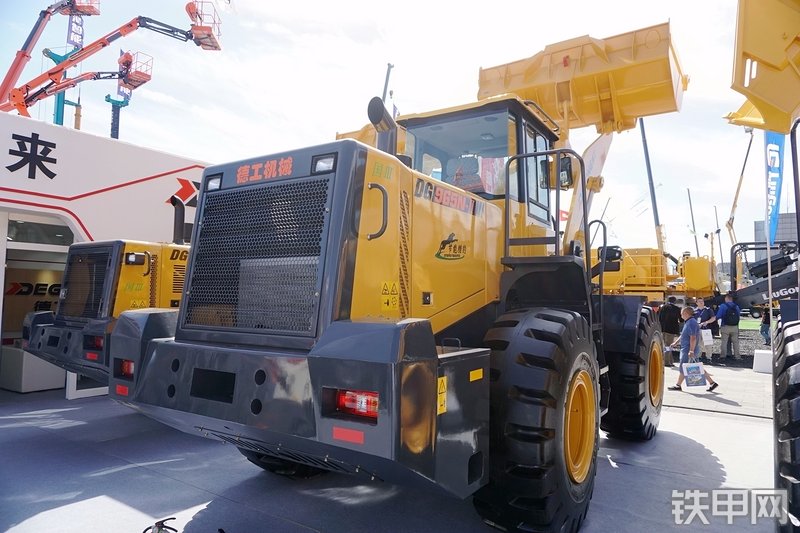 德工DG965-Ⅱ装载机展会( )