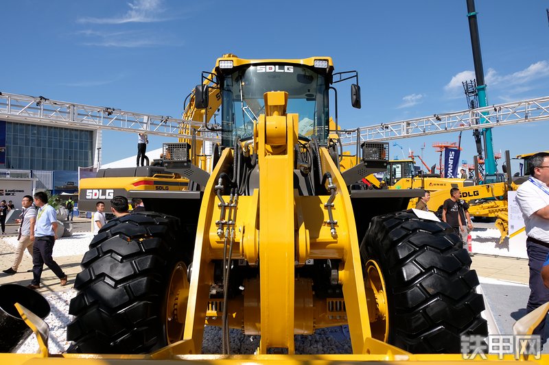 山东临工L959F装载机展会( )