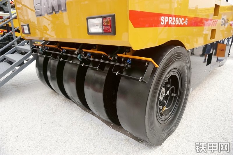 三一重工SPR260C-6压路机局部
