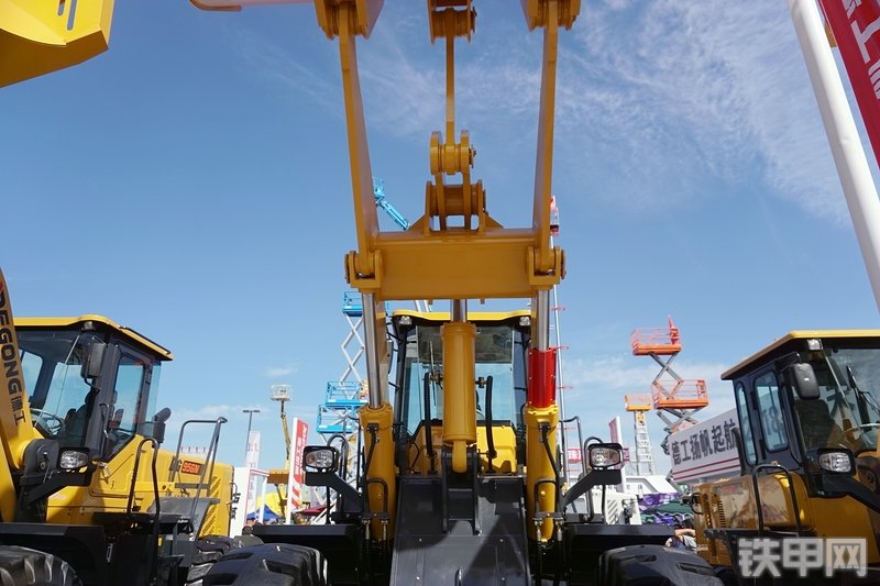 德工DG965-Ⅱ装载机展会( )