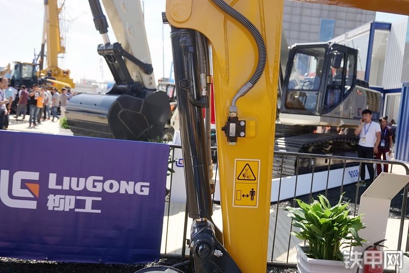 柳工CLG9035E挖掘机展会( )