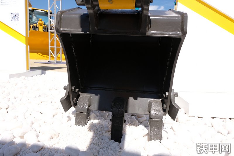 山东临工ER616F挖掘机展会( )