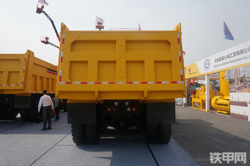 同力TL855非公路自卸车展会( )