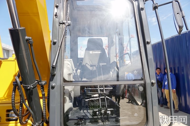 柳工CLG9075E挖掘机展会( )