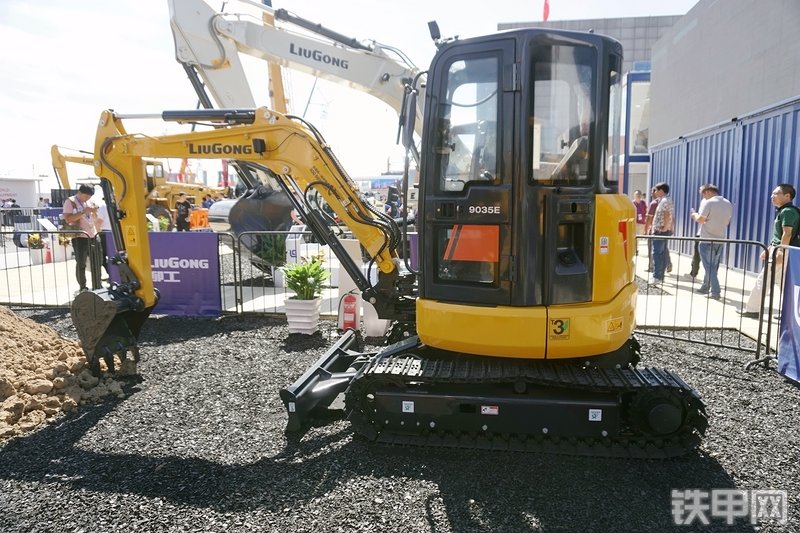 柳工CLG9035E挖掘机展会( )