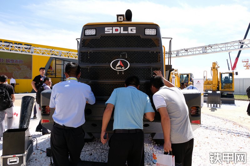 山东临工L959F装载机展会( )