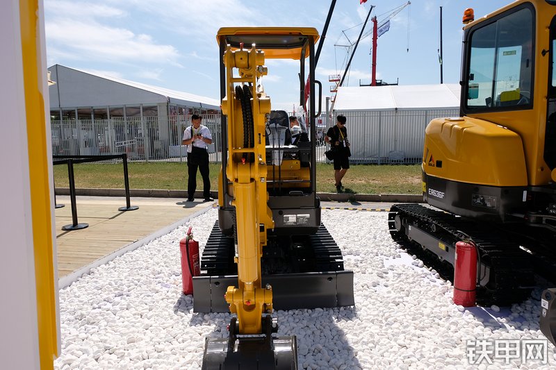 山东临工ER616F挖掘机展会( )