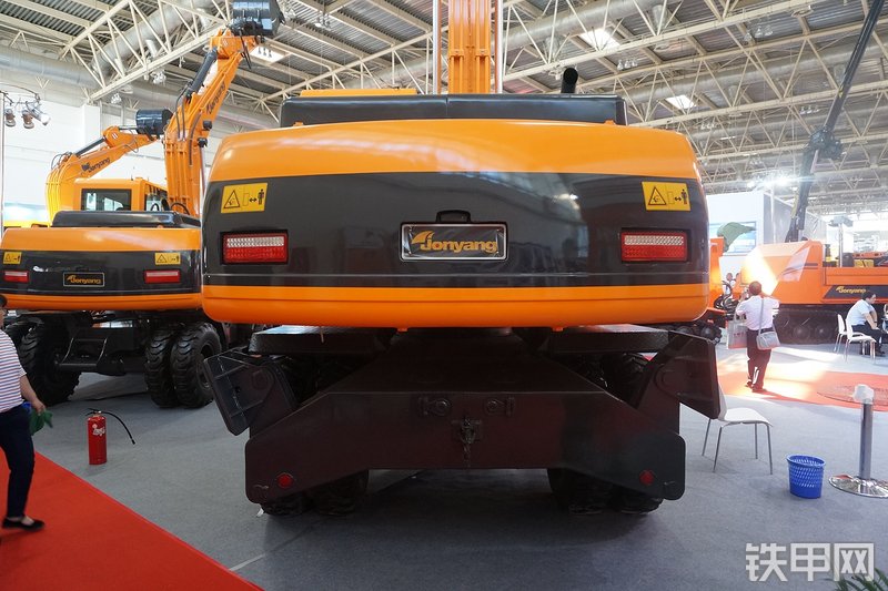 詹阳重工 JYL621F挖掘机展会( )