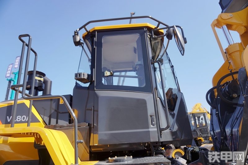 柳工VL80A装载机展会( )