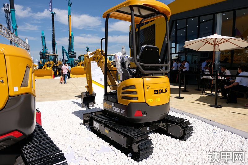 山东临工ER616F挖掘机展会( )