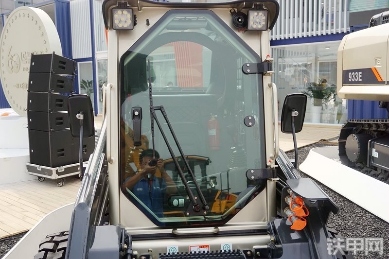 柳工CLG375B滑移装载机展会( )