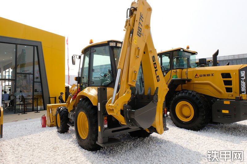 山东临工B877F挖掘装载机展会( )