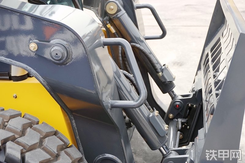 柳工CLG385B滑移装载机展会( )