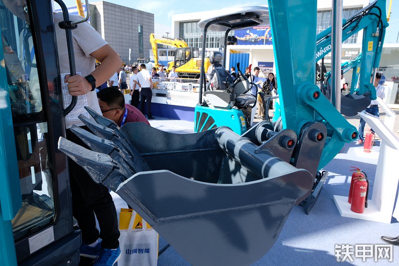 山河智能SWE25UF挖掘机展会( )