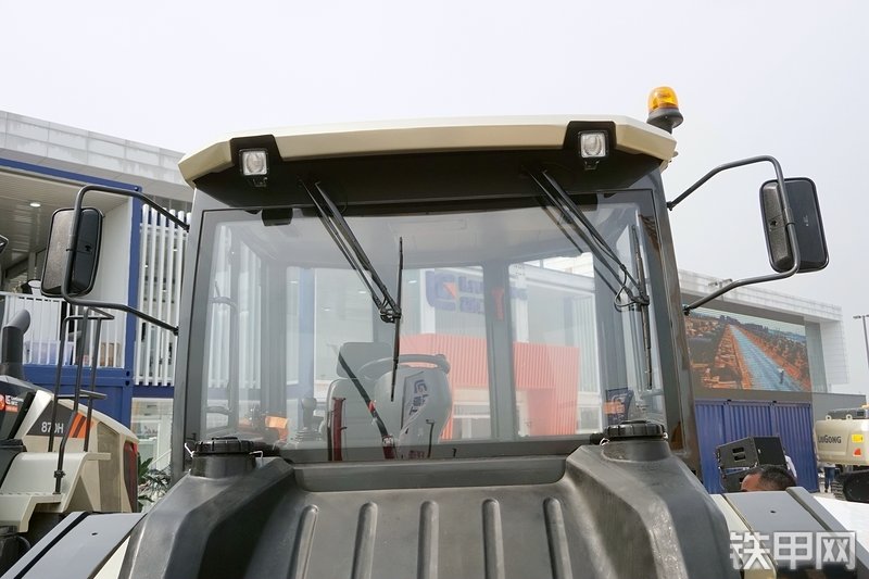 柳工6212E压路机整机外观