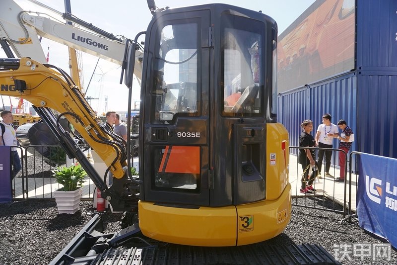 柳工CLG9035E挖掘机展会( )