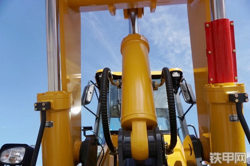 德工DG965-Ⅱ装载机展会( )