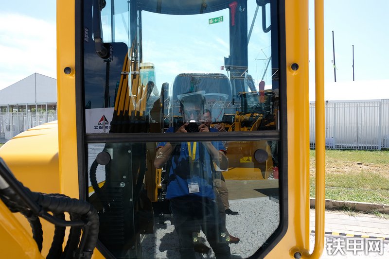 山东临工ER636F挖掘机展会( )