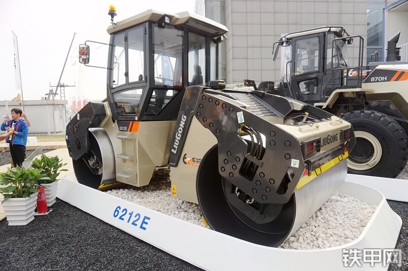 柳工6212E压路机整机外观