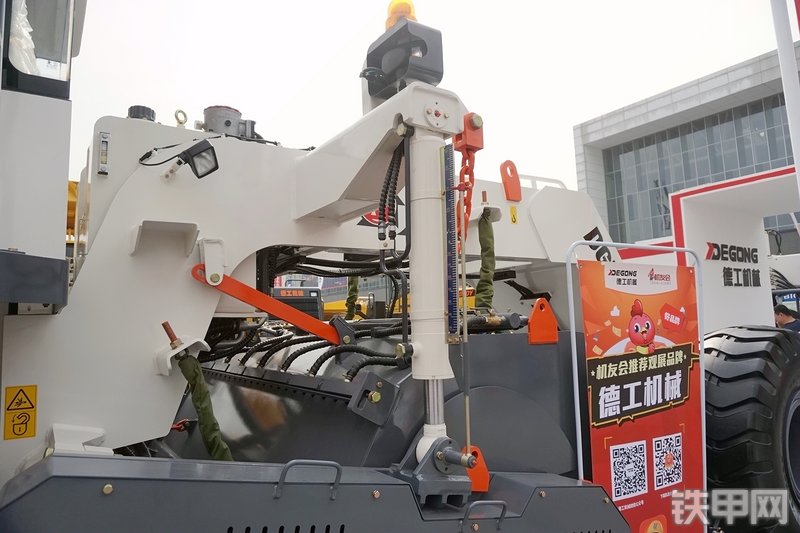 德工DGL460路面再生设备整机外观