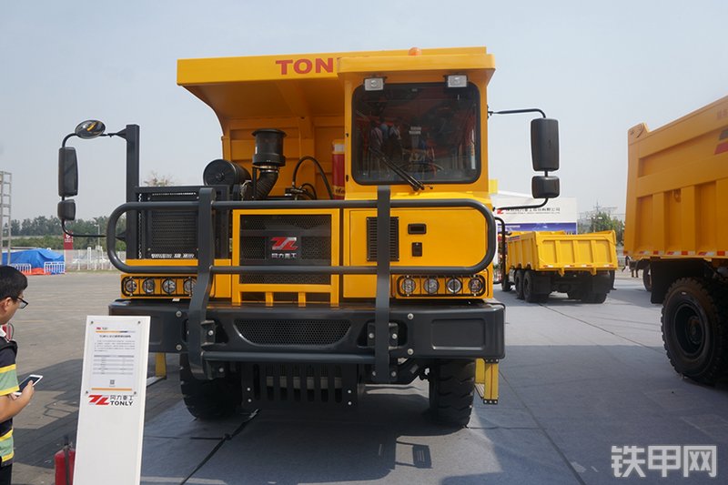 同力TL855非公路自卸车展会( )