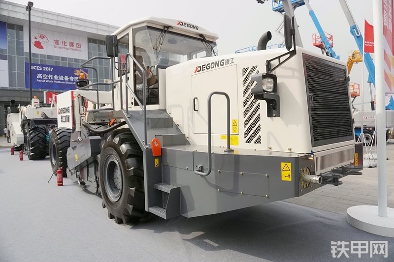 德工DGL460路面再生设备整机外观