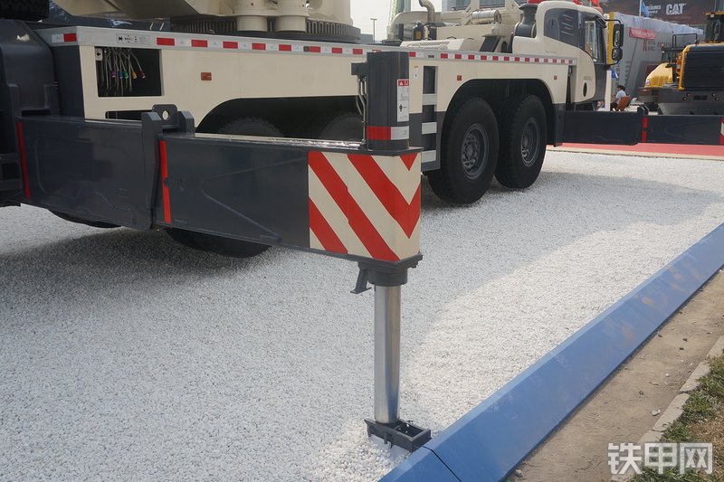 国机重工gtc080起重机展会( )