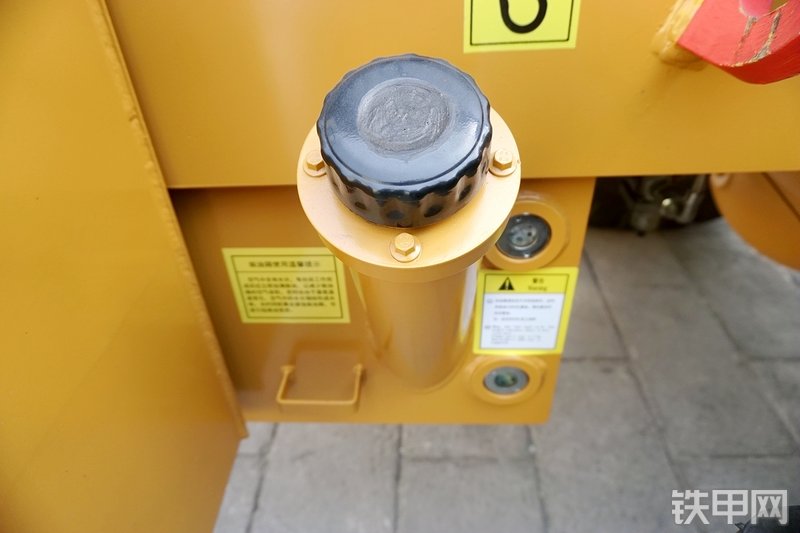 中泽华威HM833HG装载机展会( )