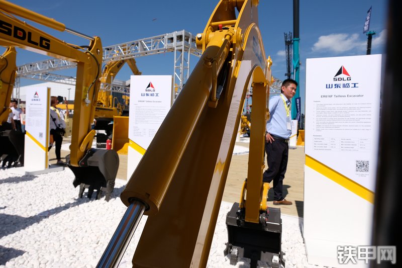 山东临工ER616F挖掘机展会( )