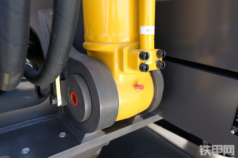 山东临工E6225H挖掘机展会( )