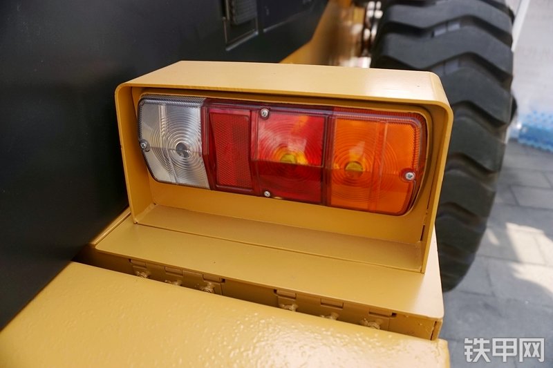 中泽华威HM833HG装载机展会( )