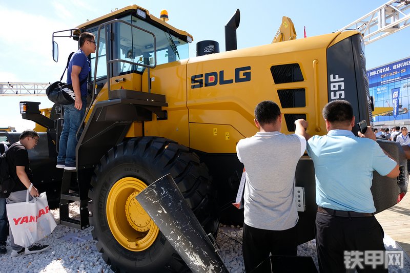 山东临工L959F装载机展会( )