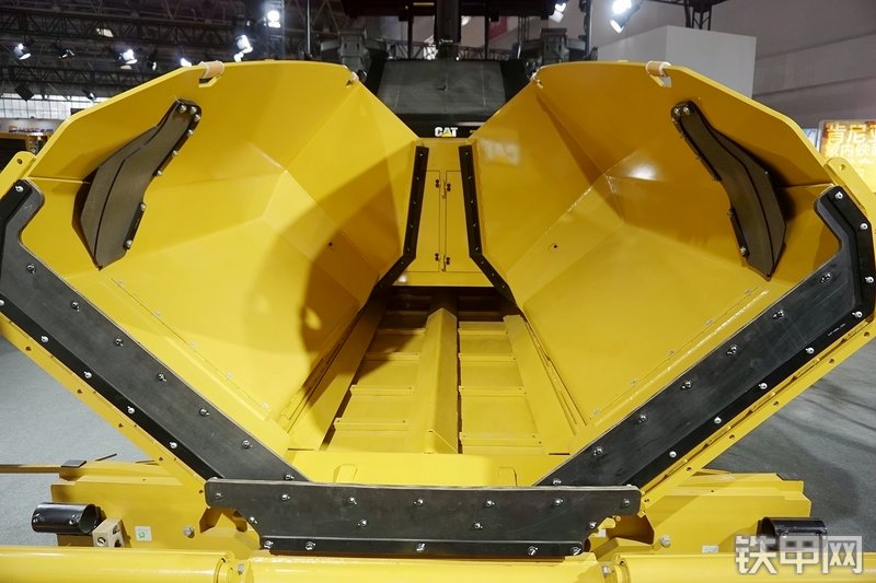 卡特彼勒AP655FL沥青摊铺机展会( )